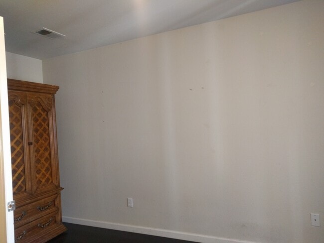 Building Photo - 5674 Impatiens Cmn