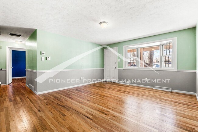 Foto del edificio - Spacious Home with Updated Kitchen and Fen...