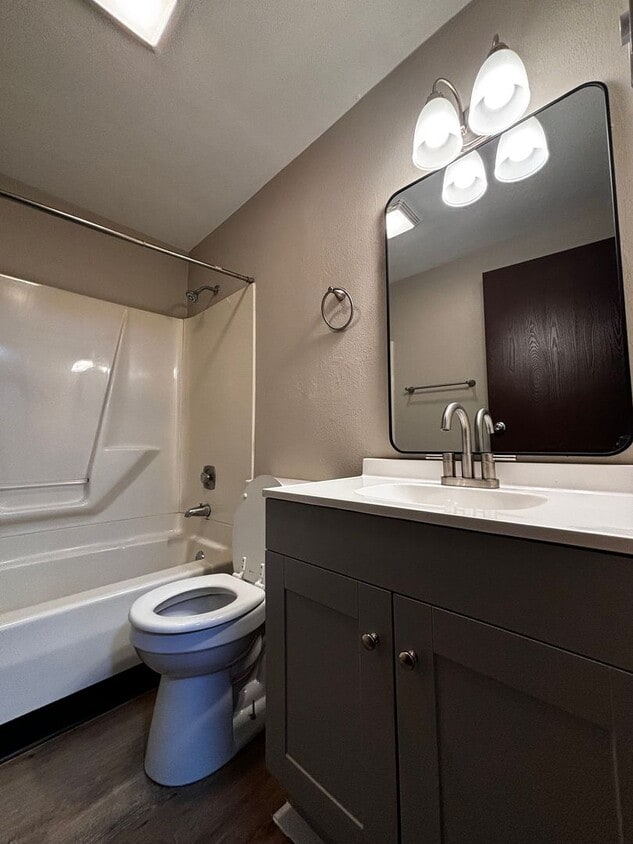 Foto principal - Renovated 2 bedroom in peaceful West Milto...