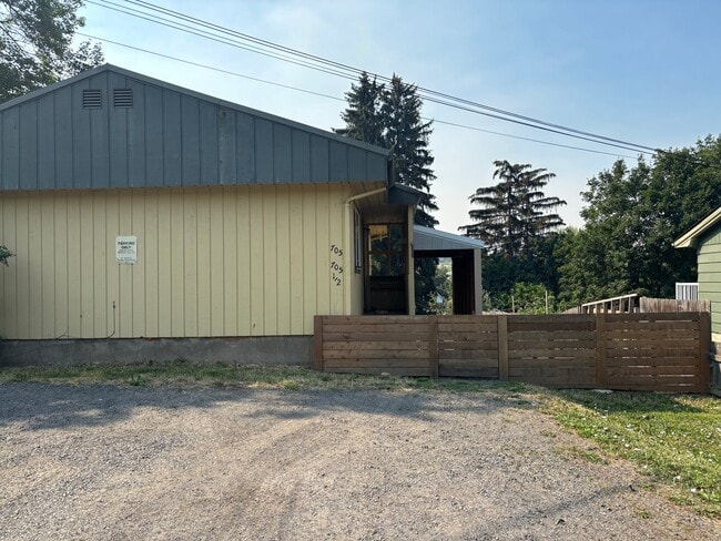 Building Photo - 705 Hidden Ln