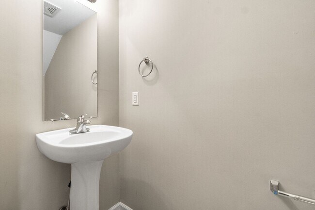 Building Photo - 2 Bedroom 1 1/2 Bathroom Townhome!