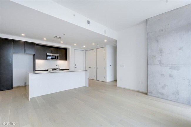 Foto del edificio - 1 br, 1 bath  - 301 West Ave Apt 2302