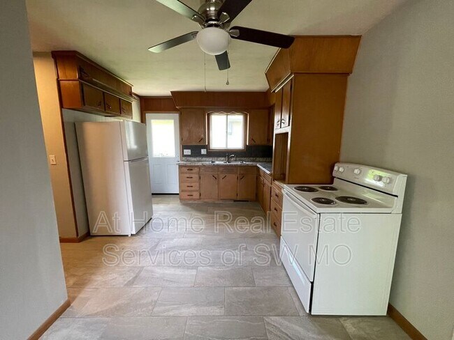 Building Photo - 854 S Link Ave