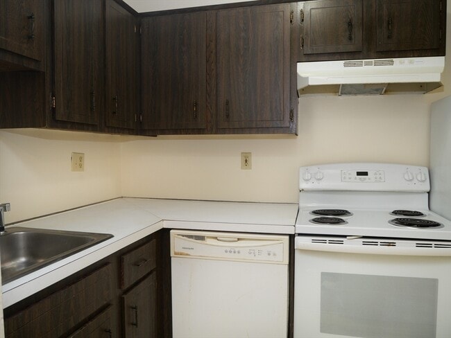 Building Photo - 116 River St