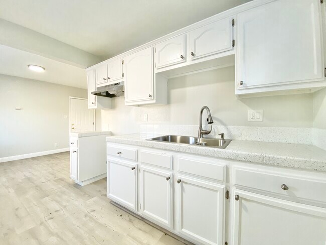 Building Photo - 1335 E 47th St