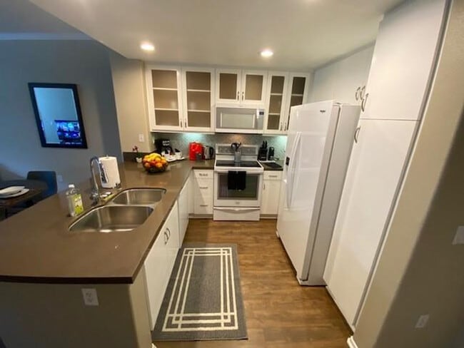 Building Photo - 9263 Regents Rd