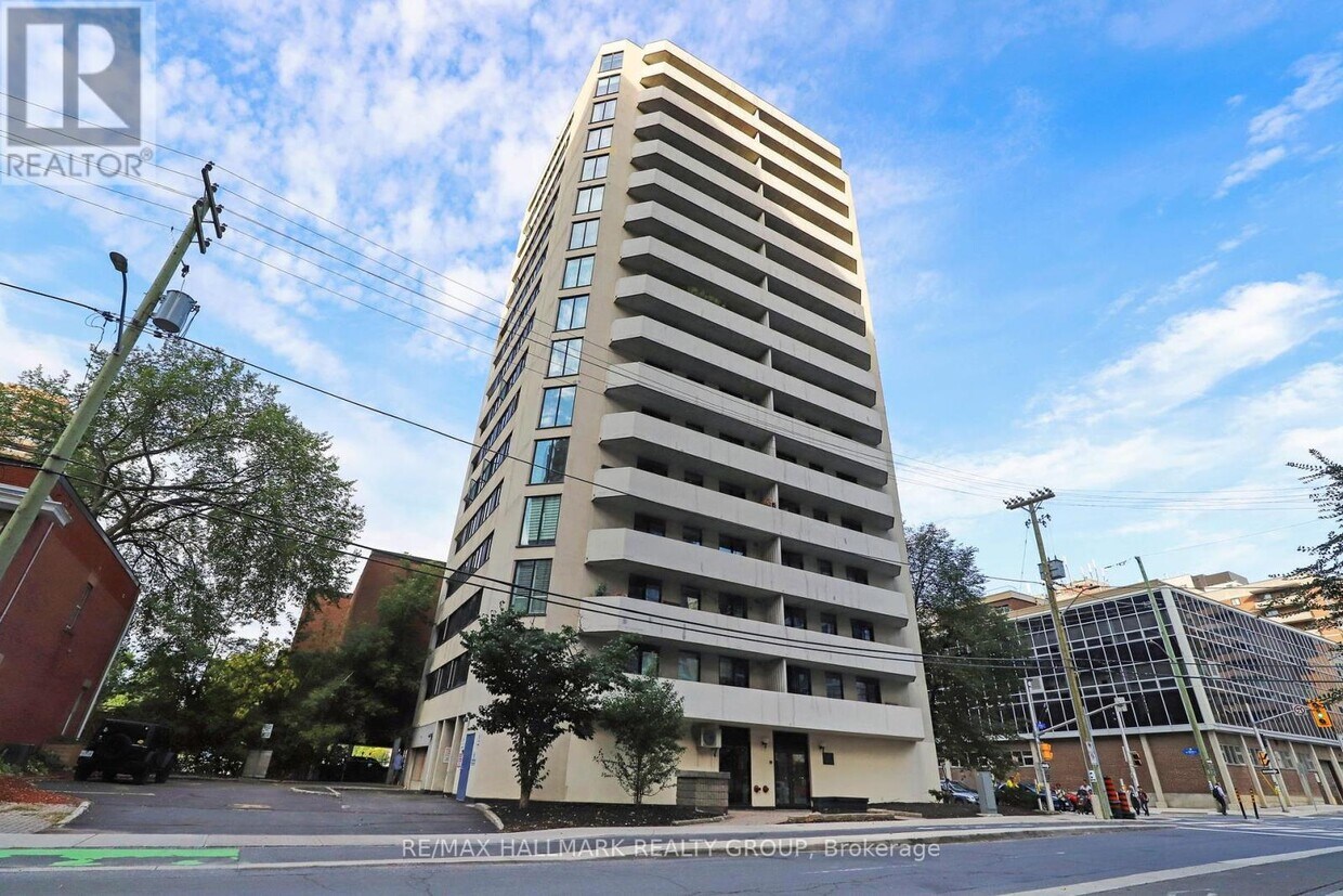 Primary Photo - 200-200 Bay St