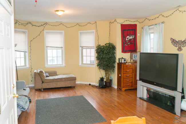 Living Room - 1818 N 17th St