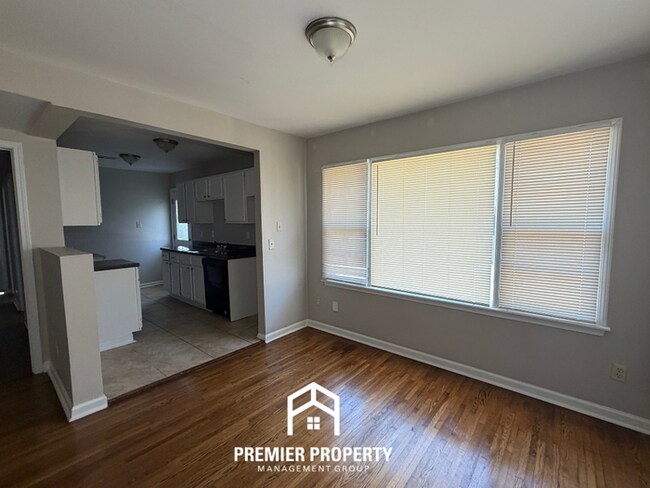 Foto del edificio - Charming 3BR Home in 38117- Hardwood Floors & Fenced Backyard