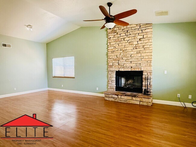 Foto del edificio - NORTHWEST POOL HOME AVAILABLE NOW!!