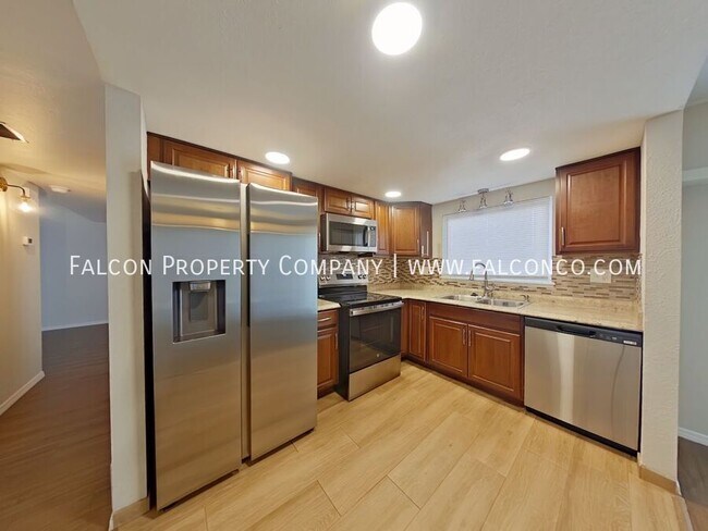 Foto del edificio - 8010 Essington Dr