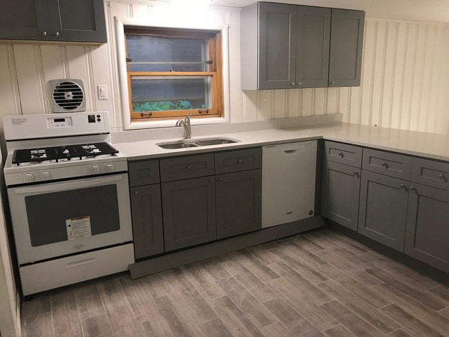 Renovated kitchen - 2224 W Argyle St