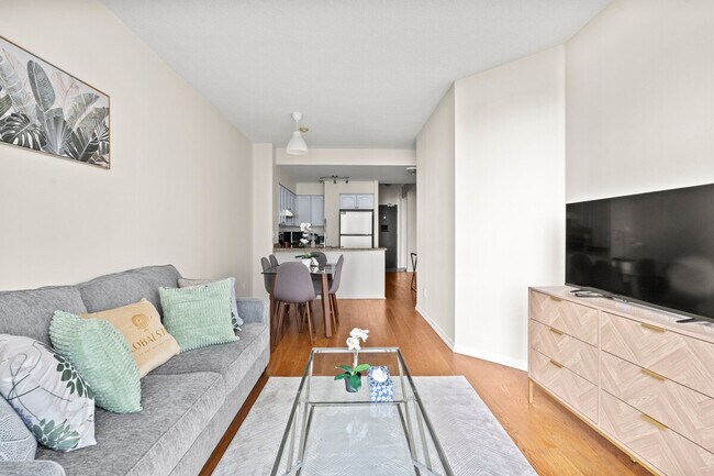 Building Photo - 7524 Lake Shore Blvd W