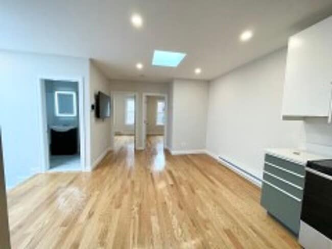 Building Photo - Beautiful, Renovated South End / Northeastern 4 Bed on Warwick St for 9/1/2026.  STUDENTS WELCOME!!!