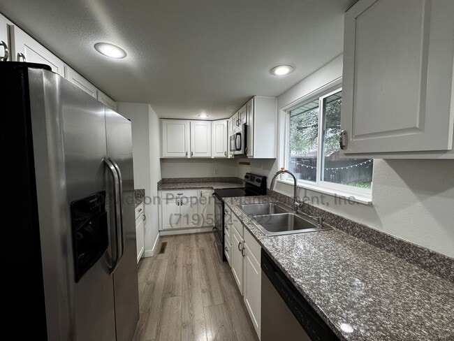 Building Photo - Cozy and Updated 3 Bedroom House in Stratm...