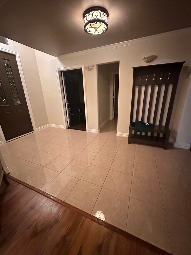 Entry way / Foyer - 2035 Chevella Dr