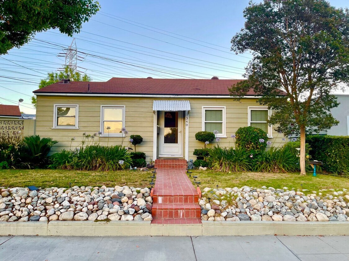 Primary Photo - Adorable Burbank Home!