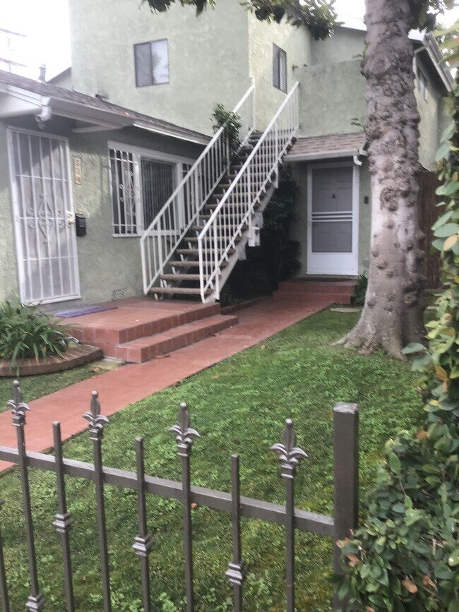 Front yard with Magnoia tree - 534 Grand Blvd
