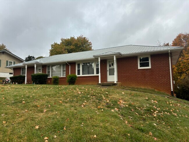 Building Photo - 208 Ricker Ave