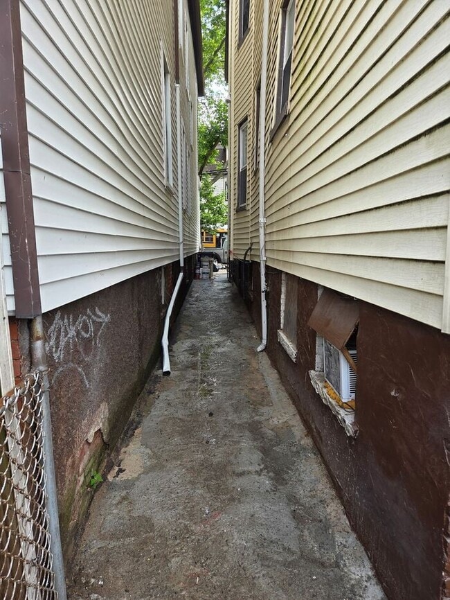 Building Photo - Spacious 3.5 BDR Apartment with Closed Fro...