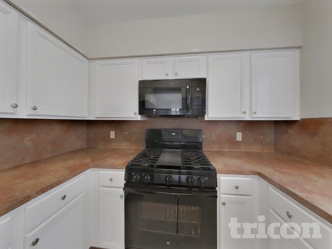 Foto del edificio - 6615 Laurel Glen Dr