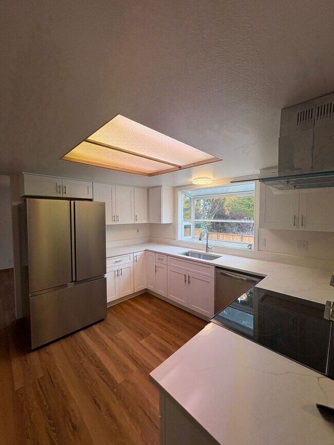 Foto del edificio - Fairwood Home for lease two story fenced y...