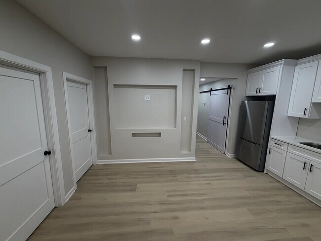 Foto del edificio - Room in Apartment on Comet Ives Ln