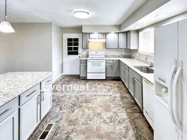 Foto del edificio - 3-Bedroom, 2-Bathroom Home with Convenient...