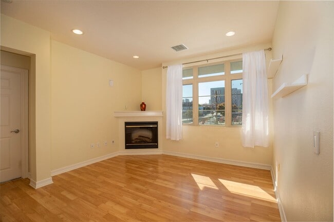 Building Photo - Rare Corner 3BR with Great Natural Light + 2 Parking Spaces