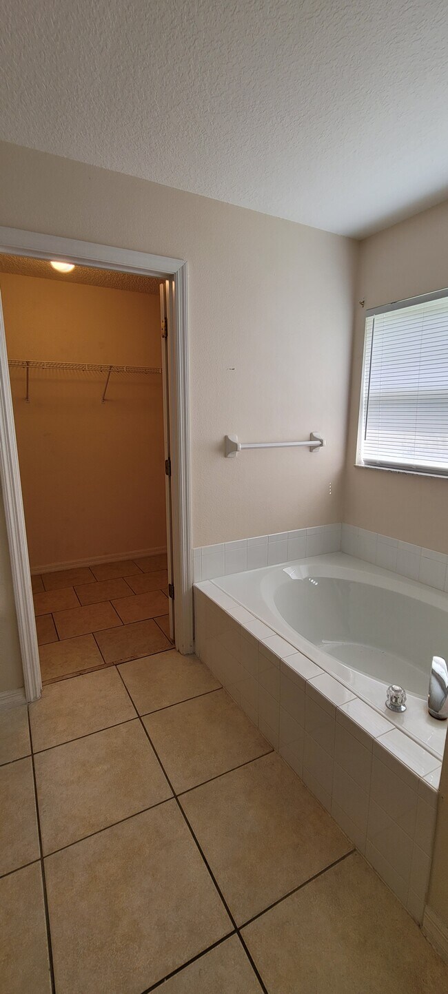 Building Photo - 268 Gala Cir