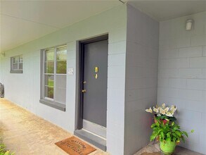 Building Photo - 825 N Primrose Dr