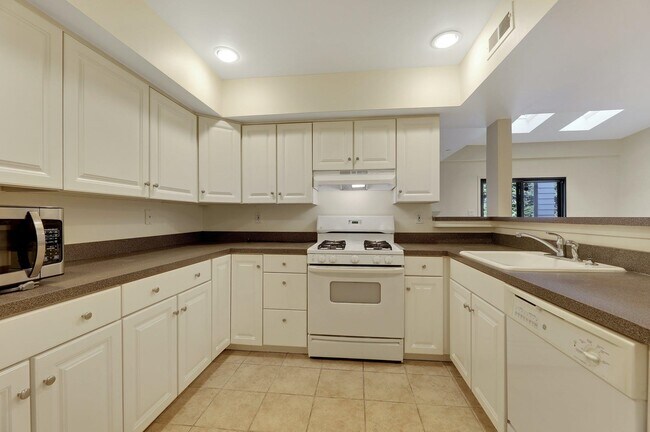 Building Photo - 764 Spinnaker Ct