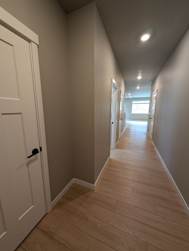 Building Photo - LIKE-NEW 3 bedroom home in Lacey!
