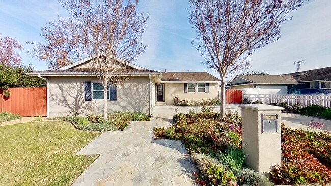 Foto del edificio - 3 Bedroom, 2 Bathroom Home in Costa Mesa!