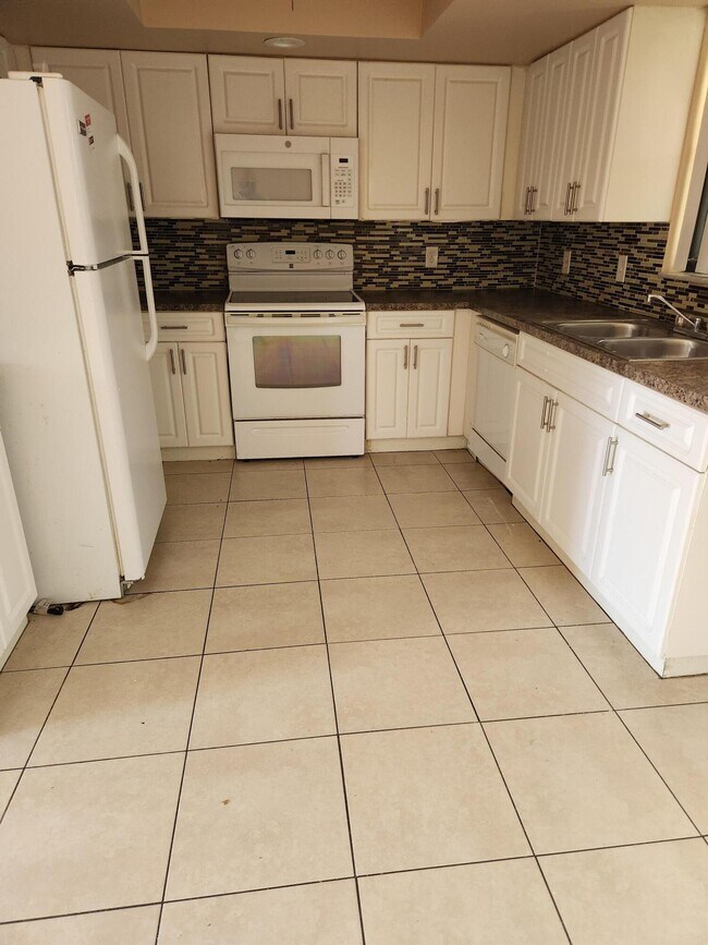 Building Photo - 4866 Pineaire Ln
