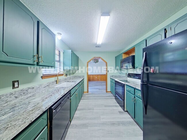 Foto del edificio - Move-In Special | Charming 3-Bedroom Corner Lot Home with Spacious Backyard and Convenient Location