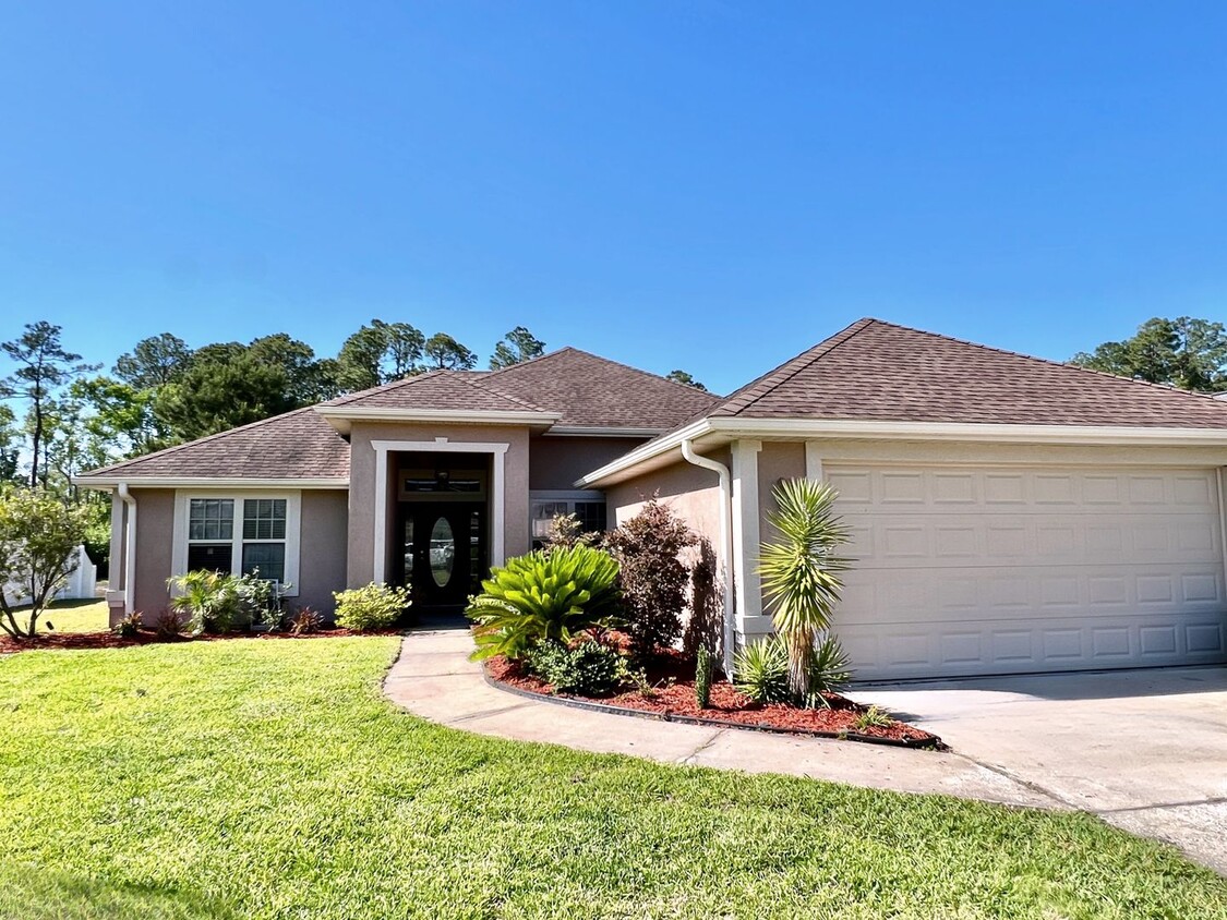 Foto principal - 3-Bedroom, 2-Bath Home with Pool Access an...