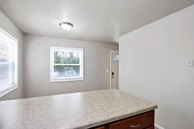 Building Photo - 6437