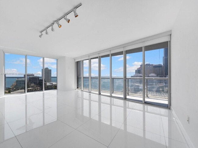 Building Photo - 495 Brickell Ave