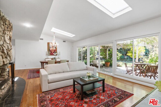 Building Photo - 2065 San Ysidro Dr