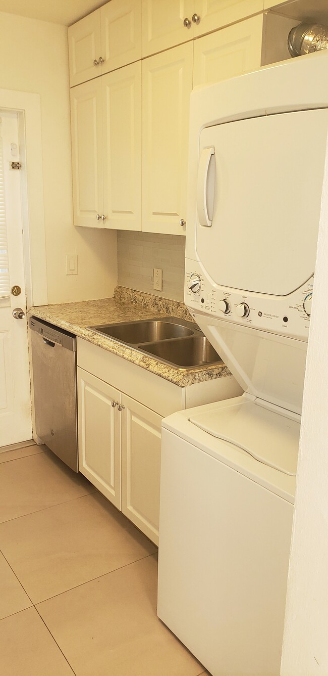 Kitchen w/Dishwasher - 7179 SW 21st St