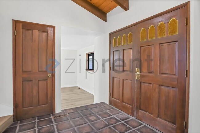 Foto del edificio - 1196 Robinson Ct