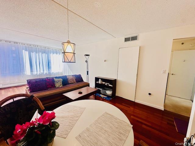 Foto del edificio - 4 Martine Ave