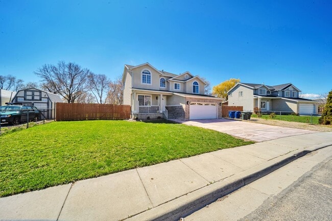 Building Photo - 2255 Red Robin Rd
