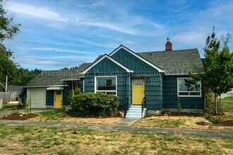 Building Photo - 682 SW McFadden Ave