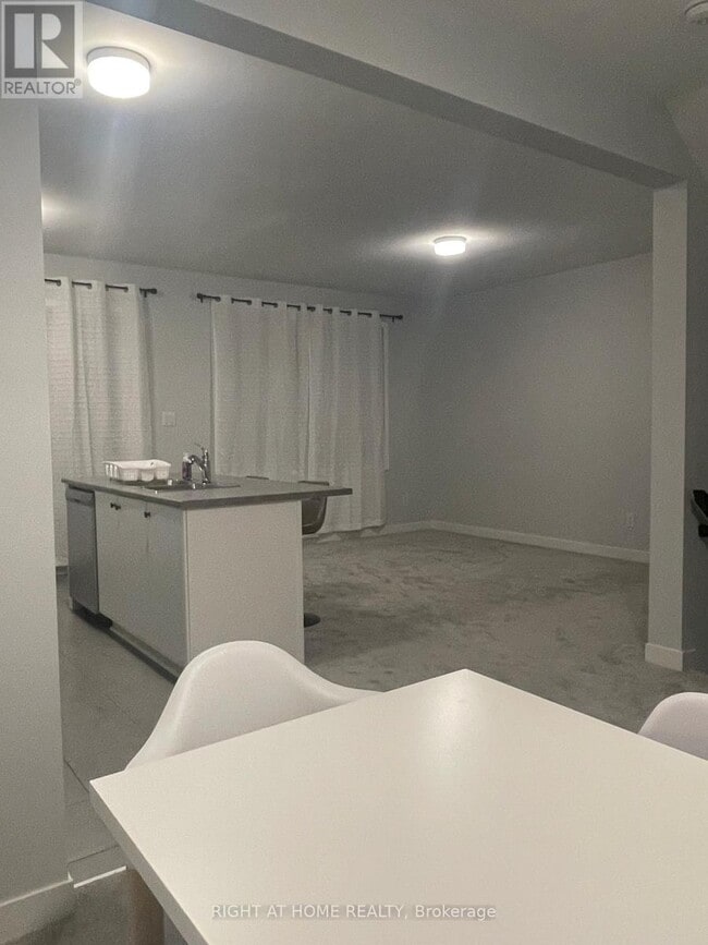 Building Photo - 633 Allied Mews