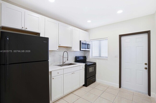 Foto del edificio - 502 NW 7th Ct