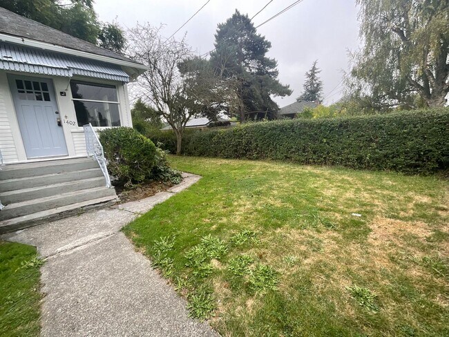 Building Photo - 3 Bed, 1 Bath with HUGE Fenced Backyard