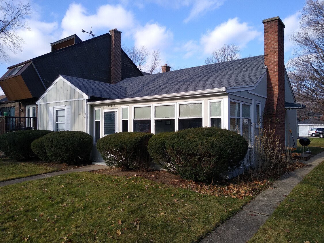 Primary Photo - 2024 Schiller Ave