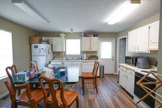 Building Photo - 718 Golfview Dr